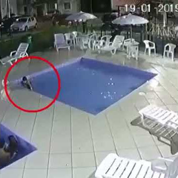 PORTEIRO SALVA CRIANÇA DE AFOGAMENTO - Veja momento em que menino cai na piscina