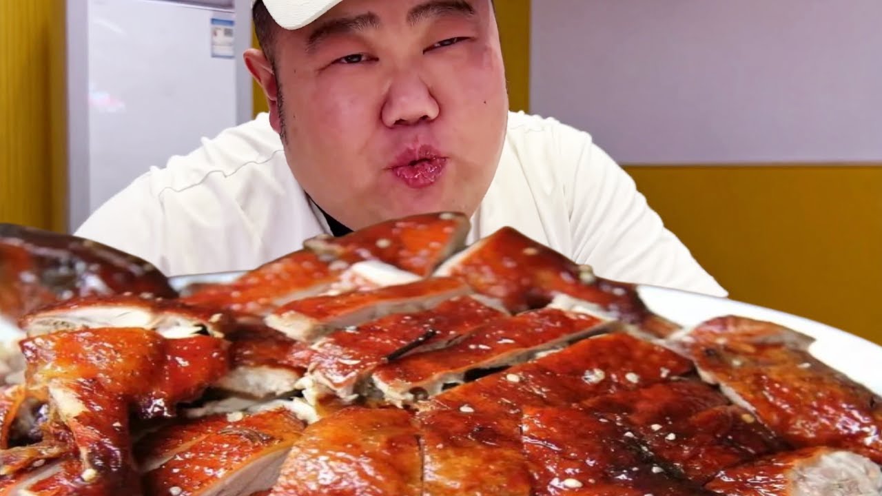 【大胃王挑戰】挑戰徐州街頭特色油燙鴨！熱油淋淋烤得鴨皮焦脆琥珀色外酥裡嫩肉汁鎖滿，沾上甜辣秘製醬料，一口下去滿嘴流油｜Food Challenge【櫻木花胖】