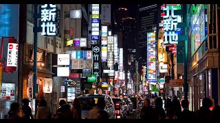 とまり木夢灯り - 香西かおり - アコースティック・カバー
僕は演歌は全然歌ったことが無かったのですが、この曲は数年前に聞いて以来ずっと大好きだったので、意を決して歌ってみることにしました。
初めての演歌なので案の定、超下手くそですが、心だけは込めて歌ったつもりですので、(文句を言わずw)聞いて頂けたら嬉しいです。
作詞:レーモンド松屋
作曲:レーモンド松屋
歌詞
貴方の夢に 虹をかけたい
一緒に渡ると 決めていたのに
涙で別れてもう二年 ネオンの街で夢見てる
抱いて抱いて抱きしめて 今すぐ私を
お酒によりそう とまり木夢灯り
いつかは貴方が 迎えに来る事
信じているから 強く生きてる
あの日の約束忘れずに 女は貴方にささげてる
強く強く抱かれた 幸せな日々が
グラスにゆれてる とまり木夢灯り
抱いて抱いて抱きしめて 今すぐ私を
お酒によりそう とまり木夢灯り とまり木夢灯り - 香西かおり - アコースティック・カバー