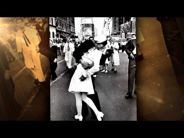 Hundreds Recreate Timeless WWII Kiss in Times Square 70 Years Later