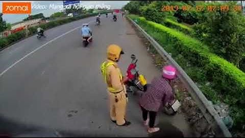 CSGT đuổi theo người phụ nữ dắt xe máy đi ngược chiều trên quốc lộ