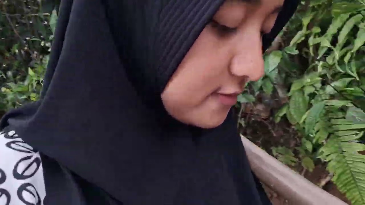 Gadis kampung mau cari ikan di empang