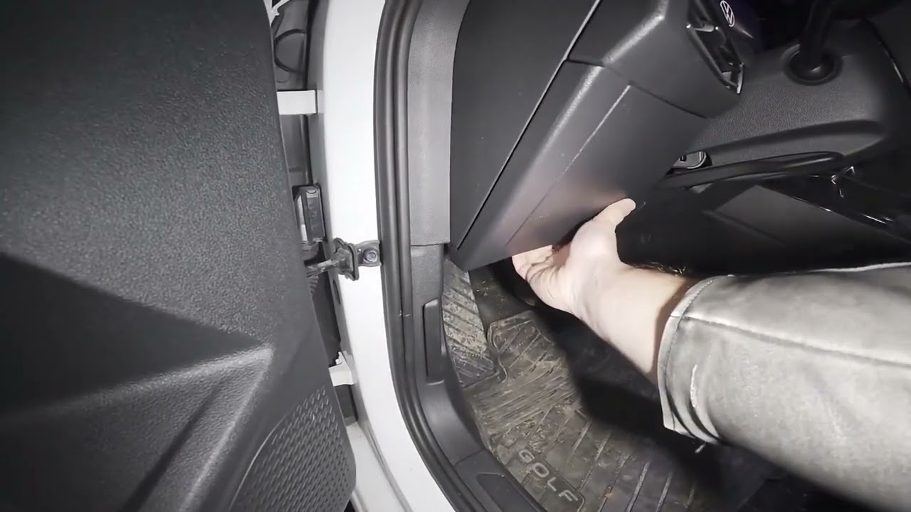 VOLKSWAGEN Golf VIII (2019- now) - Dove si trova la porta OBD2?