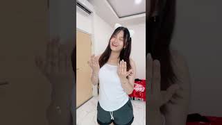 Ade Nya Lg Lipet Baju, Kakanya Malah Joget Wkwk