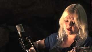 Elle King plays "Ain't No Sunshine" by Bill Withers - Legends of La La chords