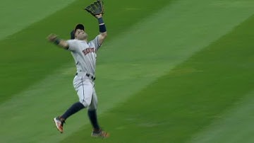 HOU@CLE: Altuve drifts into right field, makes catch