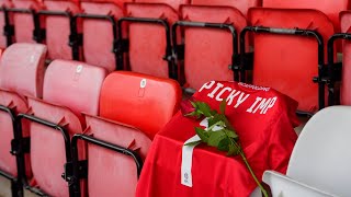 Lincoln City and Exeter fans and players pay tribute to Dave Pickwell