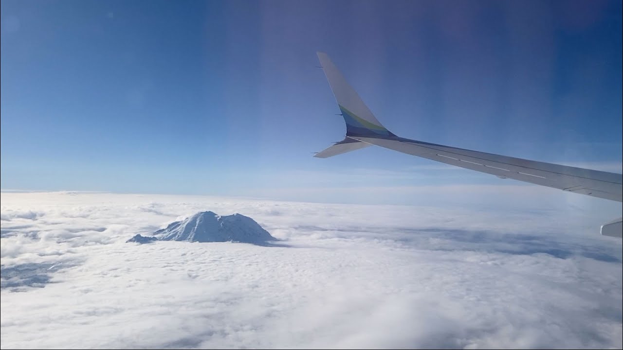 Airplane Flight From Phoenix to Seattle Mountain Highlights. Alaska Airlines 737-9 MAX (ETOPS)