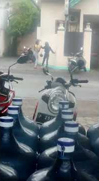 cewek mabuk didepan hotel srono Banyuwangi