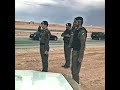 ضابط سعودي يدق تحية لموكب الملك سلمان