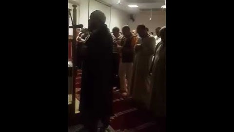 القارئ عمر افست إمام وخطيب مسجد عثمان ابن عفان وهو يؤم المصلين بمسجد اليمامة طورينو ايطاليا