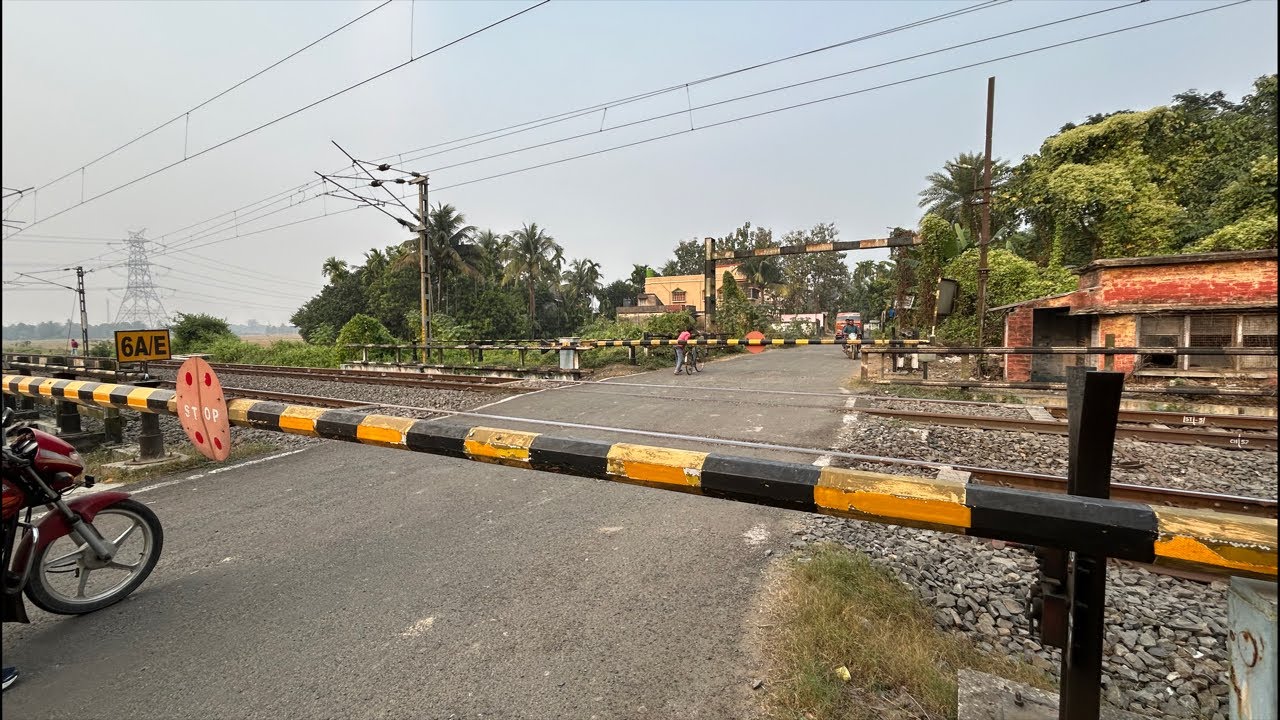 Bushiest Railgate:Crossing Scene: Level crossing