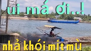 Cận cảnh ghe, sà lan vượt cống ngăn mặn miền tây
