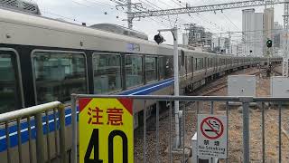 神戸駅を発車する225系100番台I8編成＆K2編成。