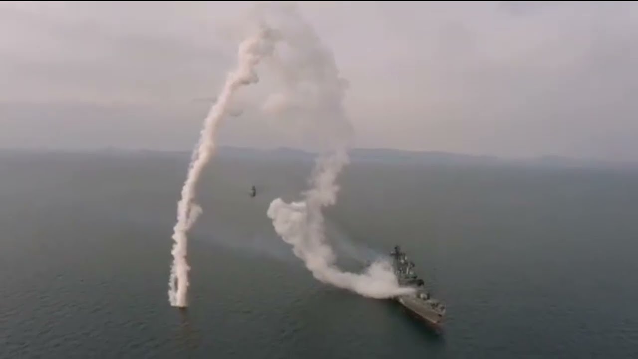 Misil falla durante lanzamiento y casi impacta a su propio buque - YouTube