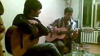 Заур Темиров четко играет и поет на гитаре