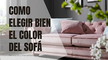 ¿Qué color de sofá hace la habitación más grande?