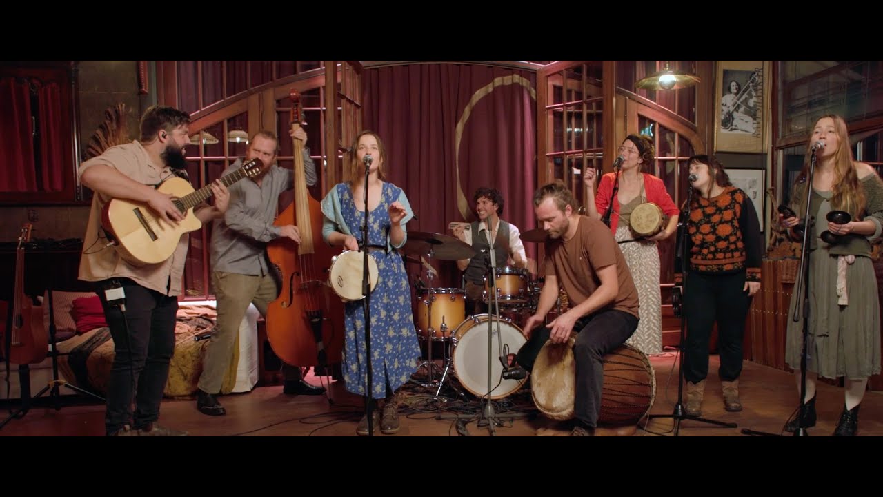 Legiana Collective - Quand la Lune auf YouTube ansehen Legiana Collective - Quand la Lune auf YouTube ansehen