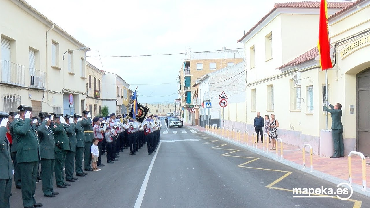 Emotivo izado de bandera de España en el cuartel Guardia Civil de Archena