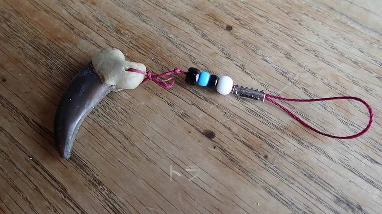 ヒグマの爪のストラップ作り - YouTube