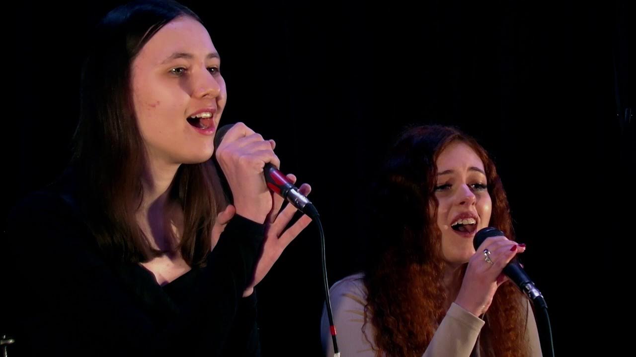 Два голоса среди. Песня в небе полночном в небе весеннем падали две звезды. Песня в небе полночном в небе весеннем падали две звезды. Два голоса среди. В небе полночном в небе весеннем падали две звезды.