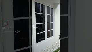 Jendela Aluminium Dengan Ornamen Grid Garis
