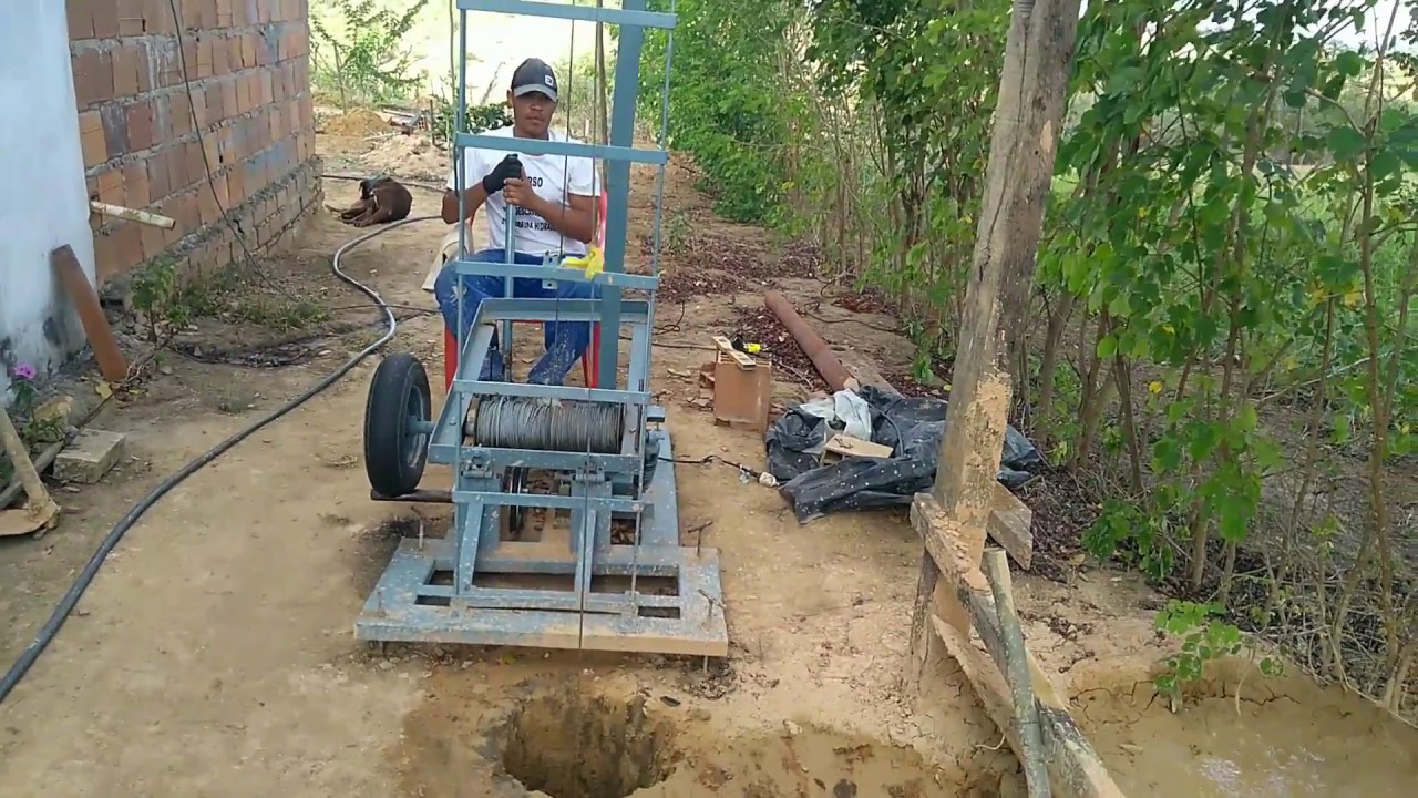 Cavando poço semi artesiano bate estaca.