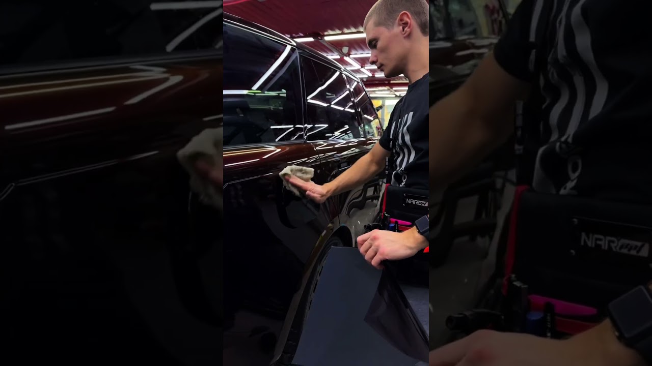 Оклейка автомобиля в черно-красный перламутр 