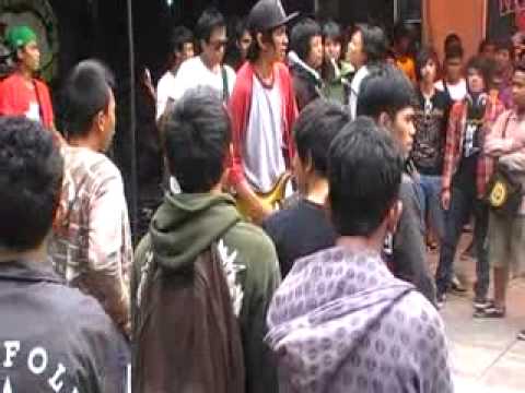 Lowdick live @ podjok ngopi - dia suka wajah jelekku.