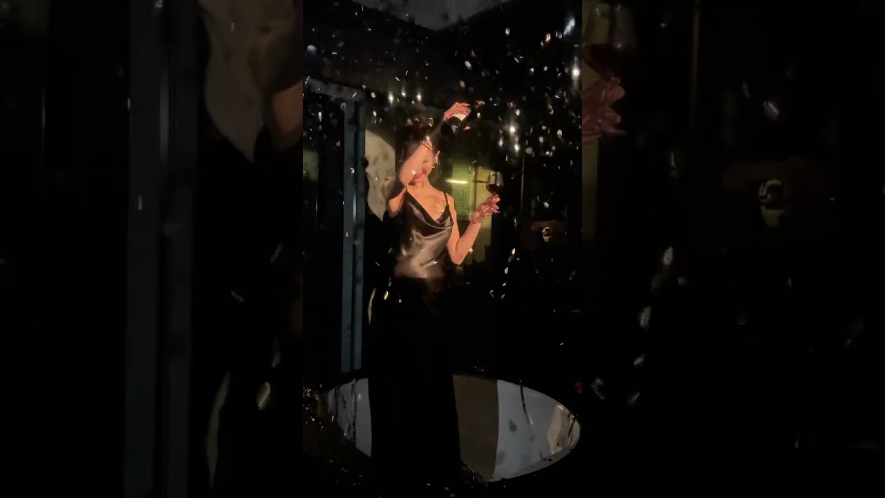 Night wedding photos of a female star in chengdu so stunning 