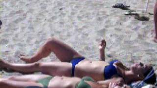 chica argentina fumando cigarrillo en la playa