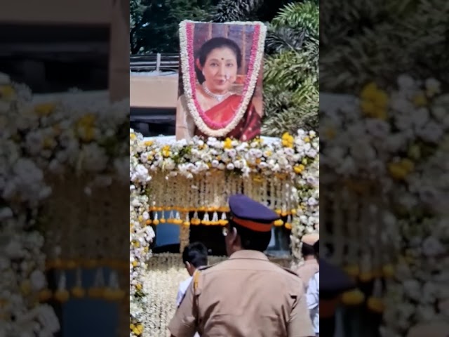 व्हील चेयर से पहुंच आशा जी को बहन ने दी अंतिम विदाई | Bollywood | #shorts #yt #ytshorts #ashabhosle