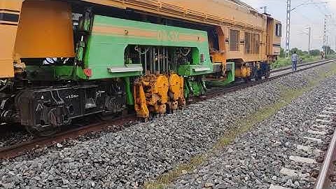 CSM 9-3X RAILWAY TRACK TAMPING MACHINE WORKING.
