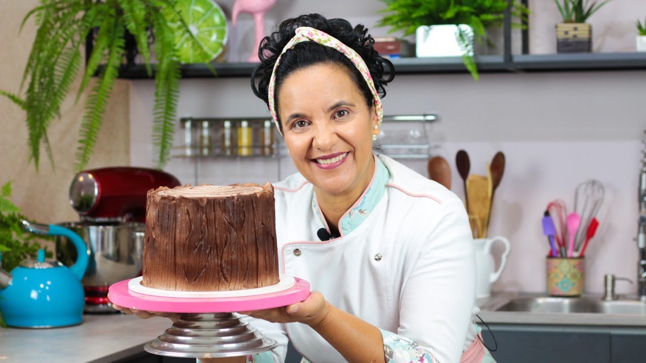 EFEITO BOLO TRONCO COM BLINDAGEM DE CHOCOLATE - CHEF LÉO OLIVEIRA