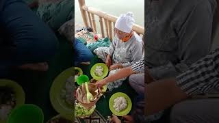 Mkn Bareng Dulu Dah D Saungnya Po Yanah.. Ame Kluarga Meetua