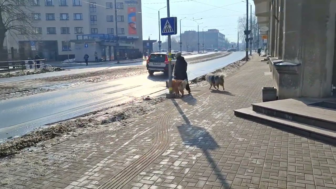 Liepāja (Libau/Liepoja) - Lielā iela Vecliepājā pēc ziemas: spīd pavasara saule, sniegs kūst, 2026