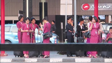Pramugari Batik Air Menunggu Jemputan di Bandara Soekarno Hatta Jakarta