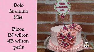 Bolo de aniversário feminino simples decorado com rosas de chantilly 