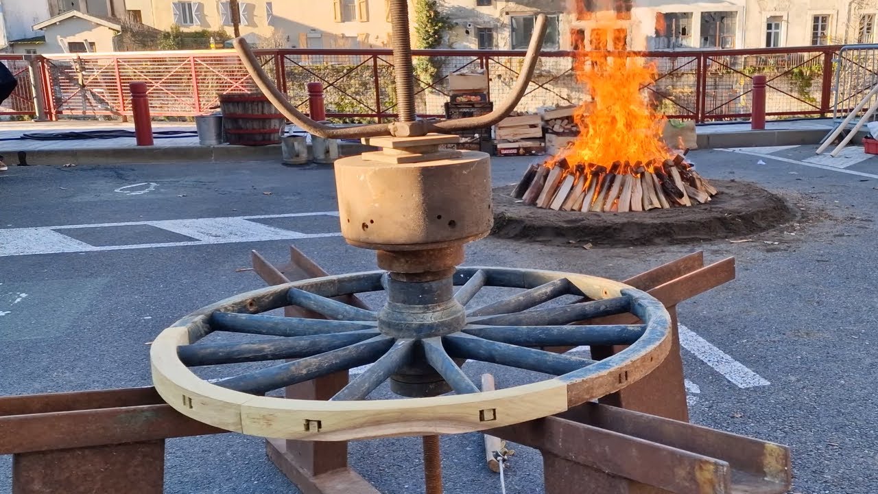 Cerclage d'une roue en bois le 17 décembre 2023