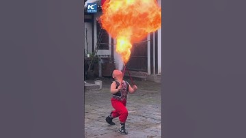 Cậu bé 6 tuổi Trung Quốc biểu diễn phun lửa ngoạn mục