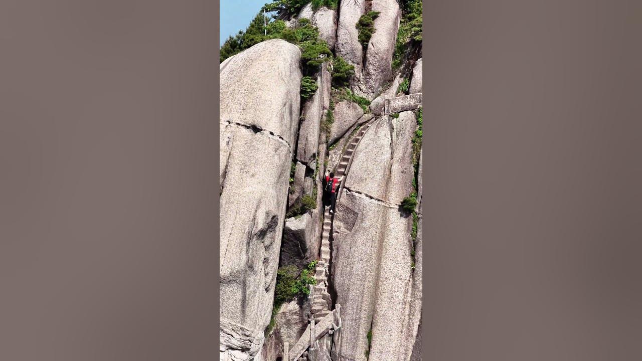 This is the steepest section of Mount Huangshan Tiandu Peak, and the cliff is at the foot  #travel