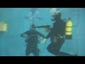Стрельбы боевых водолазов под водой - тренировка отряда спецназ для борьбы с подводными диверсантами