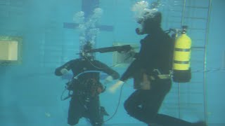Стрельбы боевых водолазов под водой - тренировка отряда спецназ для борьбы с подводными диверсантами