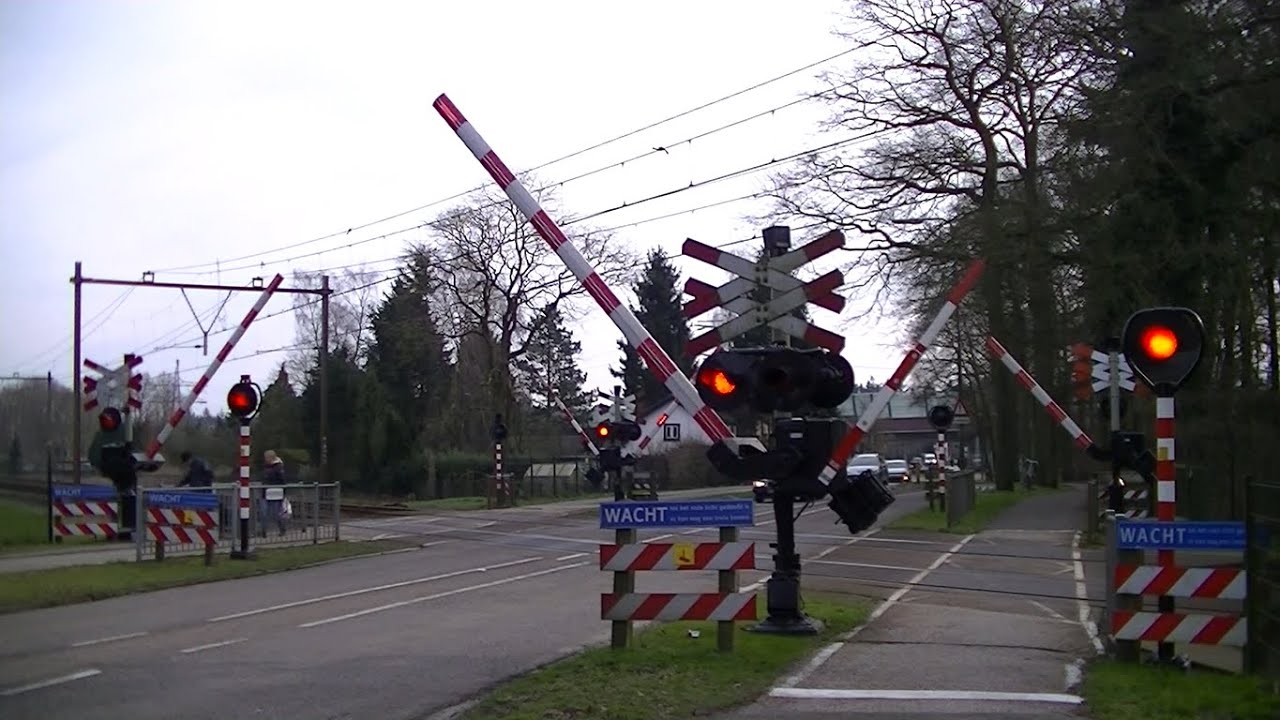 Spoorwegovergang Driebergen-Zeist // Dutch railroad crossing