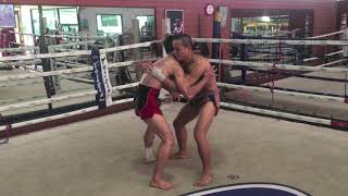 Muay Thai body lock clinch defences - featuring Manasak Pinsinchai. screenshot 1