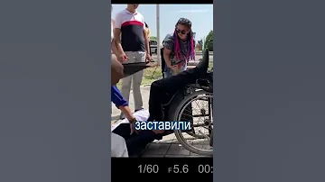 Мэра посадили в инвалидное кресло и заставили проверить пандус