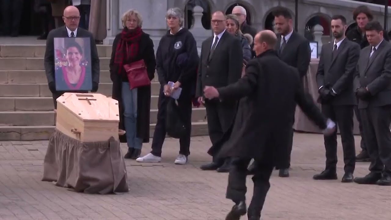 El conmovedor baile de despedida que un viudo dedicó a profesora asesinada por estudiante