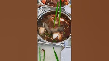 Tiếp viên bỏ thịt cá tầm vào nồi lẩu rất khéo tay #shorts