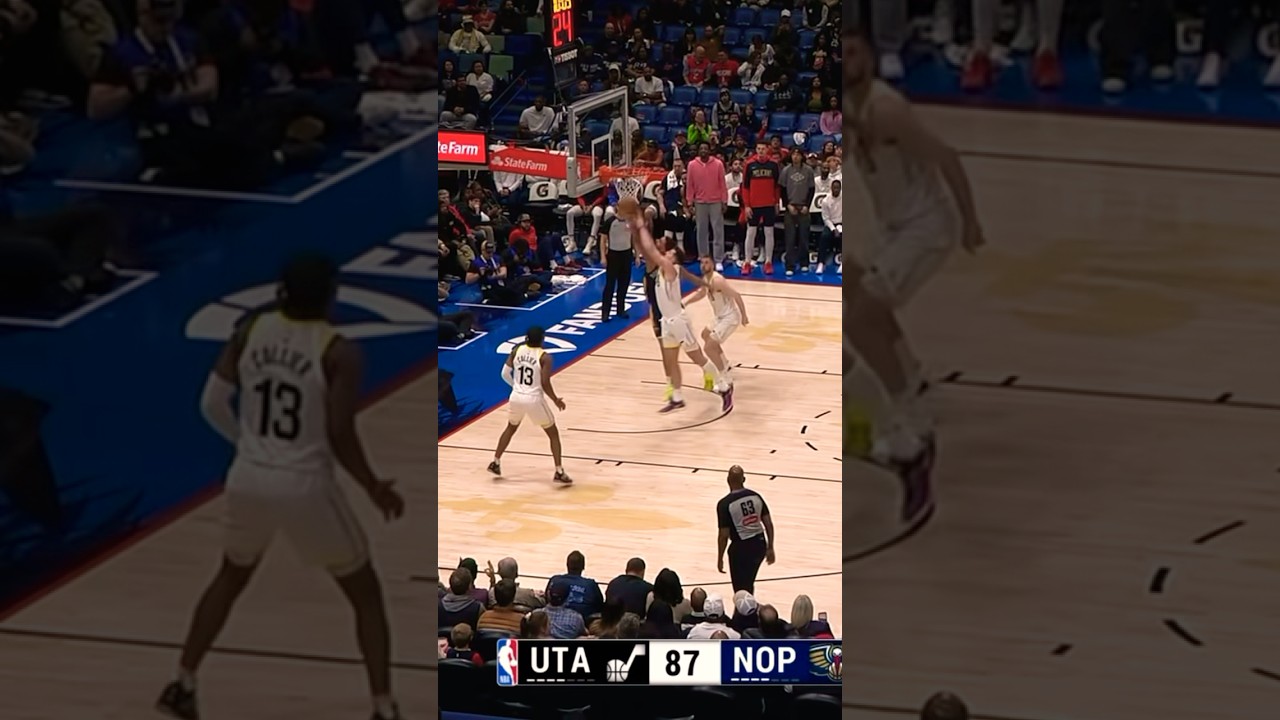 Zion Williamson with the two handed throw down #ctto #basketball # ...