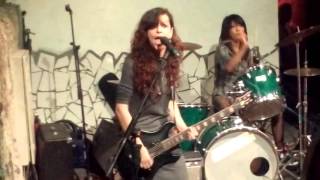 Malus - Tus Enfermos Celos Patio Café Iguana